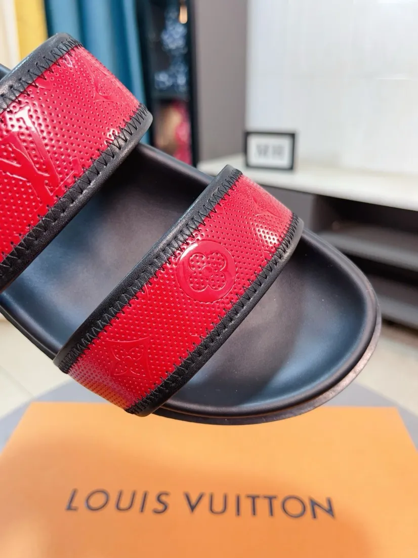 Ex-factory price 320🌹🌹 (lv-Louis Vuitton) new men's sandals, high-end boutique, exquisite embossed logo decoration on the upper, fine workmanship, super soft soles, casual, loose and comfortable, a must-have in summer! \nsize：38-44